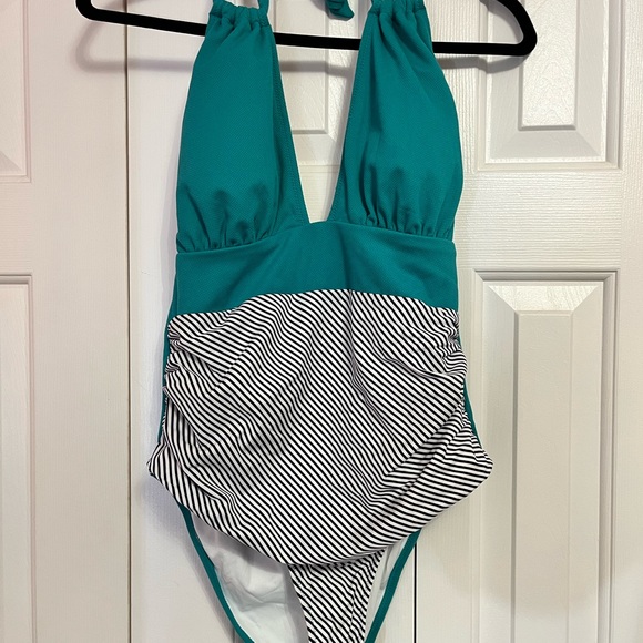 Cupshe Swim halter plunge size large - Picture 4 of 5